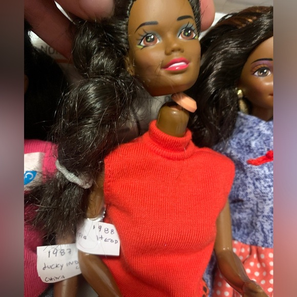 Vintage 80’s Barbie case with Barbies, Ken and clothing - Picture 7 of 9